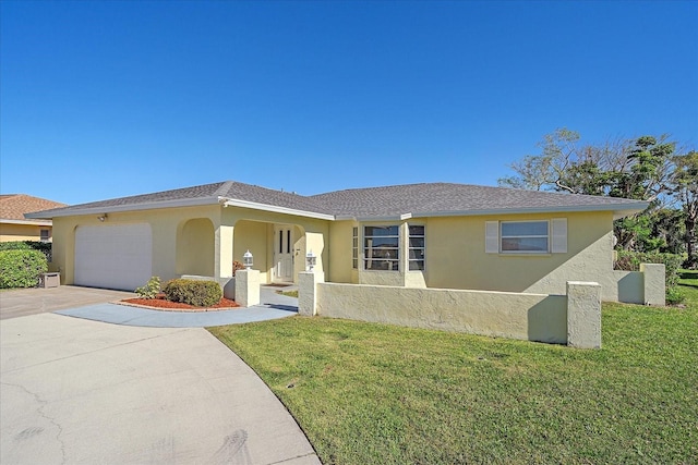 1003 N Gondola Dr, Venice, FL 34293 - view of front facade with stucco siding, an attached garage, driveway, and a front lawn