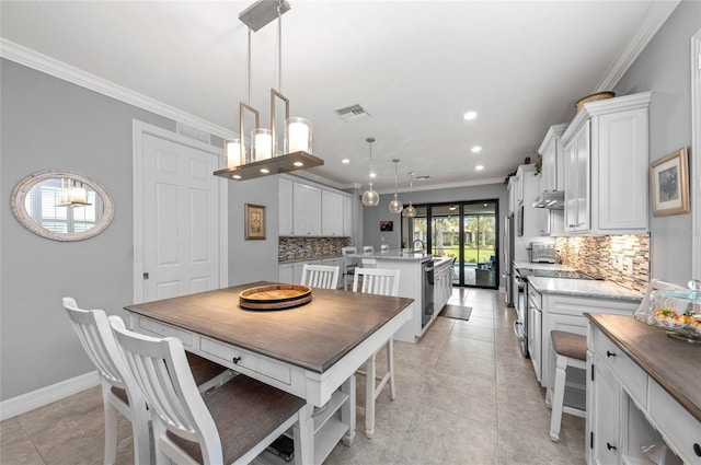 dining room featuring recessed lighting, ornamental molding, baseboards, light tile patterned flooring, and visible vents