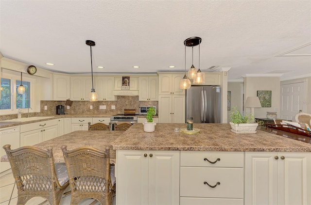 403 Picasso Dr, Nokomis, FL 34275 - kitchen featuring crown molding, a sink, tasteful backsplash, a large island, and stainless steel appliances