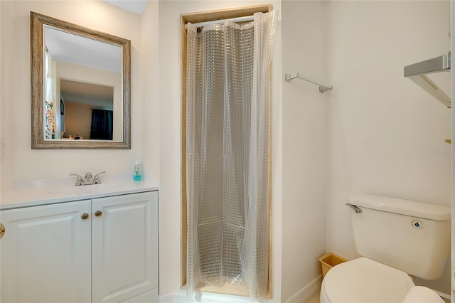 full bathroom featuring toilet, vanity, and a shower with shower curtain