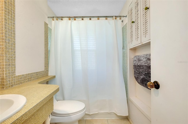 full bathroom featuring tile patterned flooring, toilet, a shower with shower curtain, and vanity