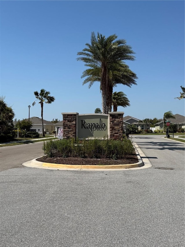 community / neighborhood sign with a residential view