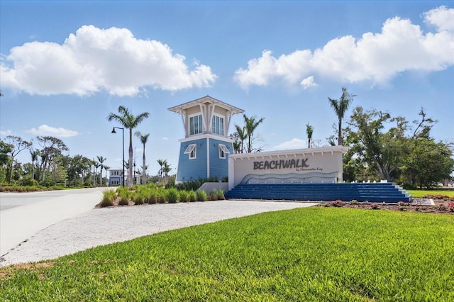 community sign featuring a lawn