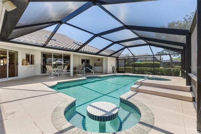 511 Governors Green Dr, Venice, FL 34293 - outdoor pool featuring a lanai, a hot tub, and a patio
