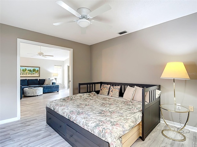 542 Clubside Cir Unit 20, Venice, FL 34293 - bedroom with light wood finished floors, a ceiling fan, visible vents, and baseboards