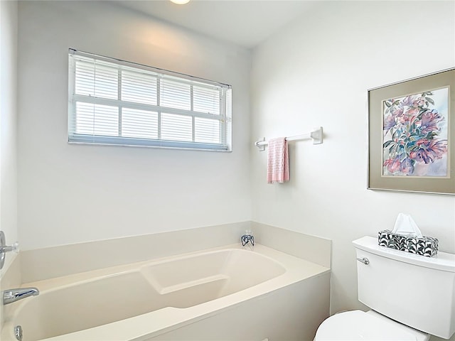 542 Clubside Cir Unit 20, Venice, FL 34293 - bathroom with toilet and a garden tub