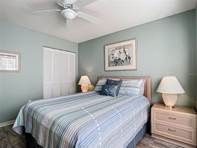 542 Clubside Cir Unit 20, Venice, FL 34293 - bedroom with a textured ceiling, dark wood finished floors, and a closet