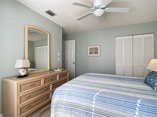 542 Clubside Cir Unit 20, Venice, FL 34293 - bedroom with a closet, visible vents, ceiling fan, and a textured ceiling