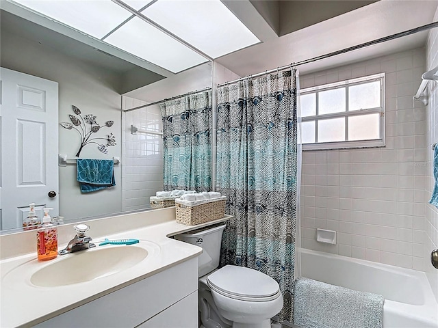 542 Clubside Cir Unit 20, Venice, FL 34293 - bathroom featuring shower / bath combo with shower curtain, toilet, and vanity