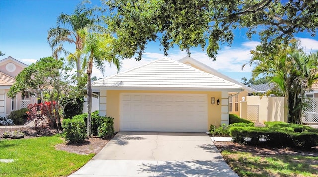 542 Clubside Cir Unit 20, Venice, FL 34293 - ranch-style home featuring stucco siding, fence, a garage, a tile roof, and driveway