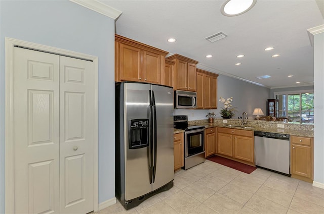 kitchen with visible vents, ornamental molding, recessed lighting, a sink, and stainless steel appliances