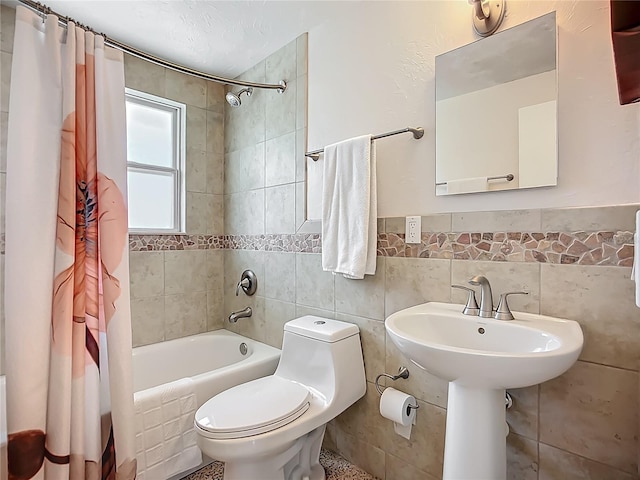 2108 Lee Ln, Sarasota, FL 34231 - full bathroom featuring tile walls, shower / bath combination with curtain, and toilet