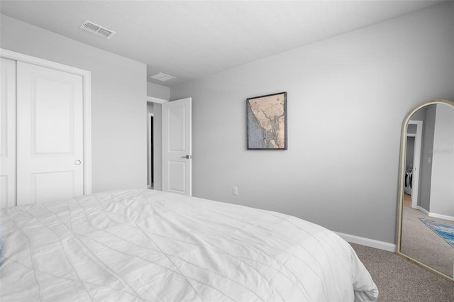 bedroom with carpet flooring, a closet, visible vents, baseboards, and arched walkways