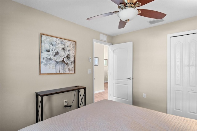 bedroom featuring visible vents, ceiling fan, wood finished floors, and a closet