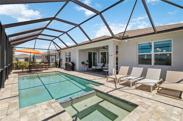 view of swimming pool featuring a lanai, a patio, a pool with connected hot tub, and a ceiling fan