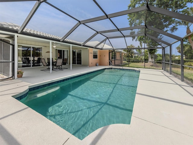 455 Rubens Dr E, Nokomis, FL 34275 - swimming pool with a patio, a ceiling fan, and glass enclosure