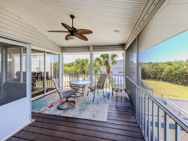sunroom / solarium featuring a ceiling fan