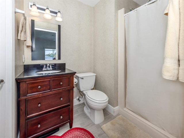 bathroom with toilet, a shower with curtain, and vanity