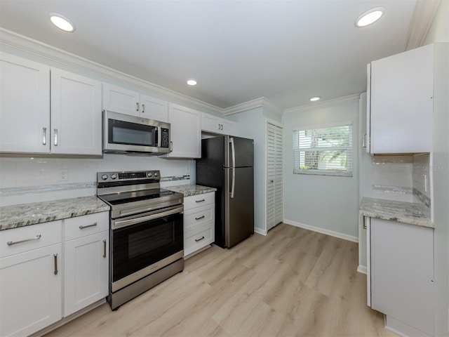 kitchen featuring stainless steel appliances, ornamental molding, baseboards, tasteful backsplash, and light wood finished floors
