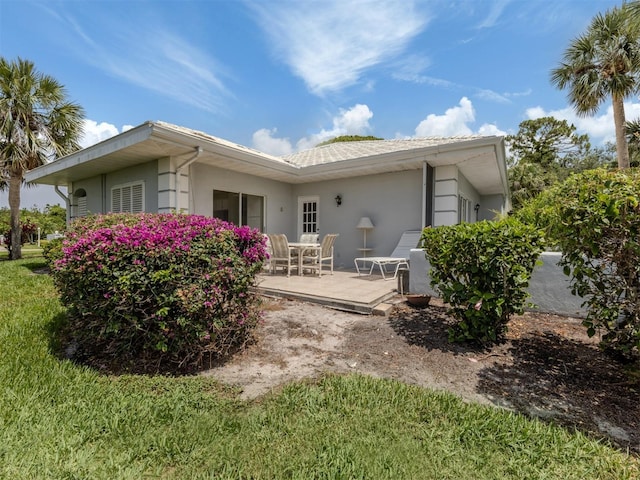 232 Cerromar Way Unit 38, Venice, FL 34293 - rear view of property featuring stucco siding and a yard