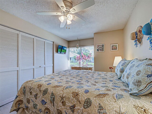 3141 Heron Shores Dr, Venice, FL 34293 - bedroom featuring a textured ceiling, a closet, and ceiling fan