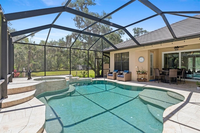 5850 Saddle Oak Trl, Sarasota, FL 34241 - view of swimming pool featuring a patio, a pool with connected hot tub, ceiling fan, and glass enclosure