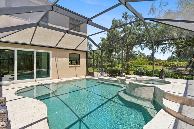 5850 Saddle Oak Trl, Sarasota, FL 34241 - view of swimming pool featuring a patio area, a pool with connected hot tub, and glass enclosure