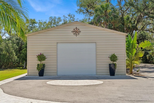 5850 Saddle Oak Trl, Sarasota, FL 34241 - detached garage with asphalt driveway