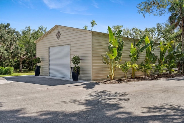 5850 Saddle Oak Trl, Sarasota, FL 34241 - detached garage with driveway