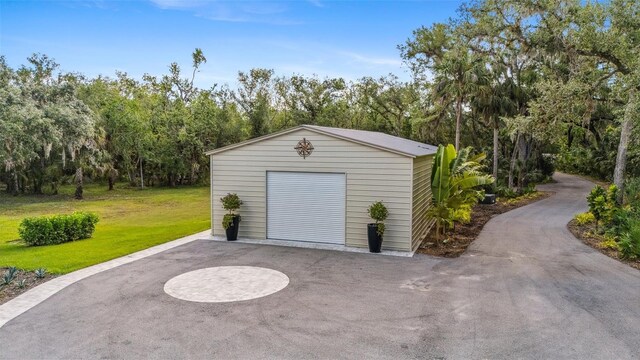 5850 Saddle Oak Trl, Sarasota, FL 34241 - detached garage with asphalt driveway