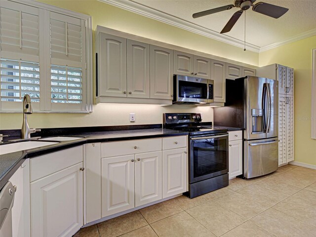 912 Barclay Ct, Venice, FL 34293 - kitchen with stainless steel appliances, a sink, crown molding, dark countertops, and a ceiling fan