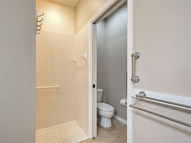 912 Barclay Ct, Venice, FL 34293 - bathroom with toilet, a tile shower, and tile patterned floors