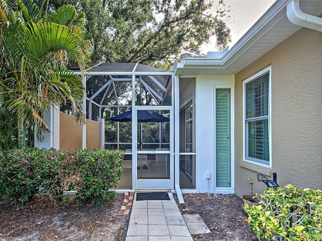 912 Barclay Ct, Venice, FL 34293 - doorway to property featuring stucco siding