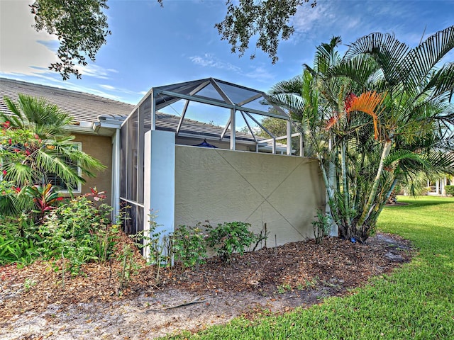 912 Barclay Ct, Venice, FL 34293 - view of side of property with a lanai, stucco siding, and a yard