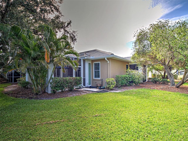 912 Barclay Ct, Venice, FL 34293 - view of front of house with stucco siding and a front yard