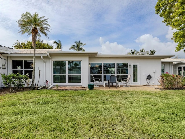 832 Whitecap Cir Unit 5, Venice, FL 34285 - back of property with stucco siding and a yard