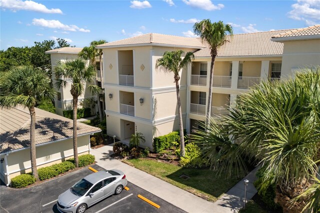 600 Gardens Edge Dr Unit 613, Venice, FL 34285 - view of building exterior featuring uncovered parking