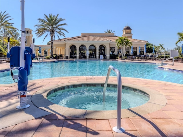165 Tiziano Way N, Venice, FL 34275 - community pool with a patio and a community hot tub