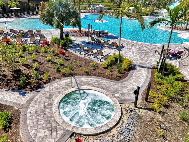 9048 Luna Ln, Sarasota, FL 34241 - community pool with a community hot tub and a patio area