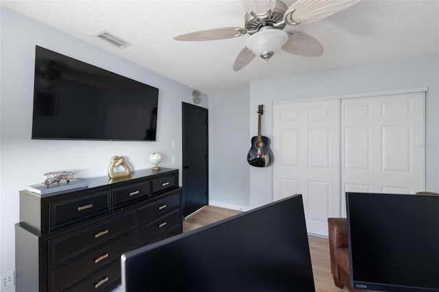 5140 Administration St, Port Charlotte, FL 33948 - bedroom featuring light wood-style floors, a textured ceiling, a closet, and ceiling fan