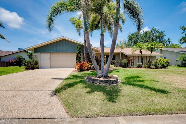 915 S Doral Ln, Venice, FL 34293 - ranch-style home featuring an attached garage, driveway, and a front yard