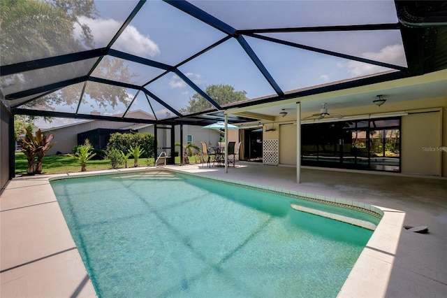 915 S Doral Ln, Venice, FL 34293 - outdoor pool with a patio area, a ceiling fan, and a lanai