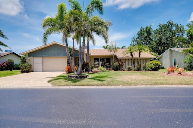 915 S Doral Ln, Venice, FL 34293 - ranch-style home featuring a garage, concrete driveway, and a front lawn