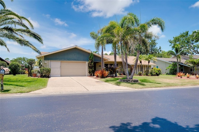 915 S Doral Ln, Venice, FL 34293 - single story home featuring an attached garage, concrete driveway, and a front yard