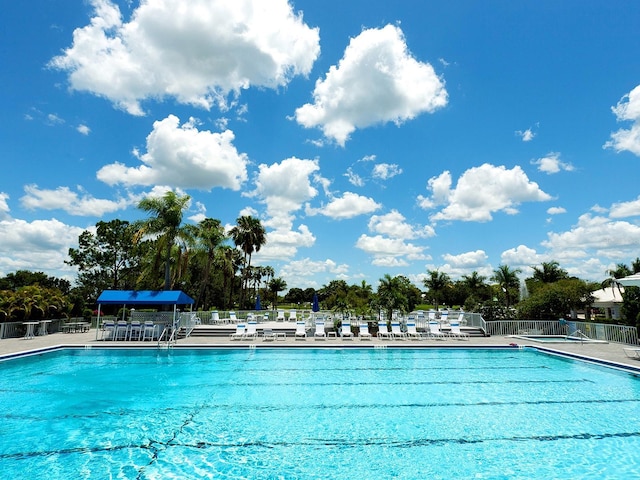 114 Southampton Pl N Unit 237, Venice, FL 34293 - community pool with a patio