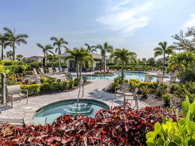 15364 Isla Palma Ln, Nokomis, FL 34275 - community pool with a hot tub and a patio