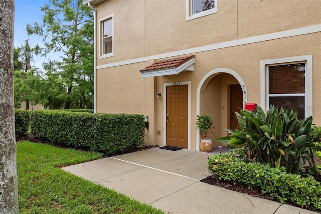 3613 Parkridge Cir Unit 11-201, Sarasota, FL 34243 - doorway to property with stucco siding