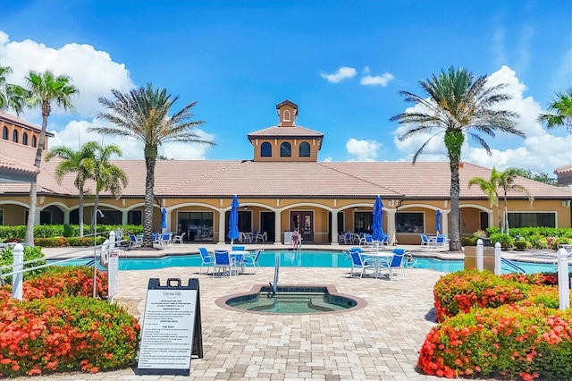 11103 Batello Dr, Venice, FL 34292 - community pool featuring a community hot tub and a patio area
