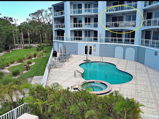 516 Tamiami Trl S Unit 303, Nokomis, FL 34275 - community pool with a community hot tub and a patio