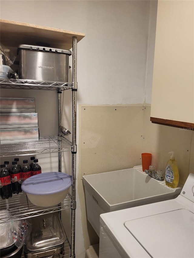 482 Pendleton Pl, Venice, FL 34292 - laundry area with washer / dryer